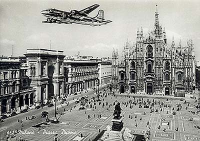 aereo sopra piazza duomo Milano 1950