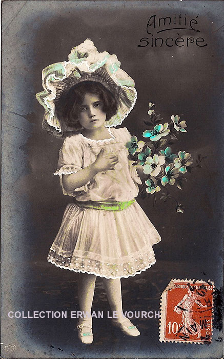 carte postale ancienne 1910 fillette avec fleurs amitie sincere