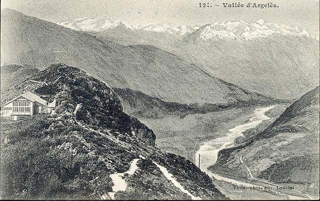 carte postale publicitaire le bazar catholique de Lourdes