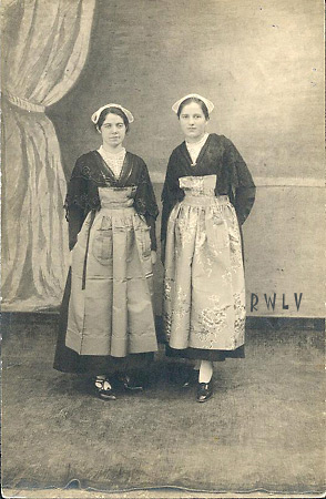 deux jeunes filles en costume breton