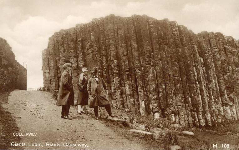 Giants Loom Causeway vintage postcard