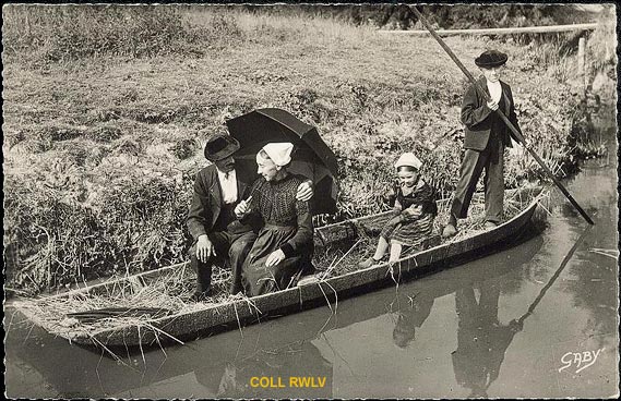 carte postale ancienne Vendee costumes maraichins