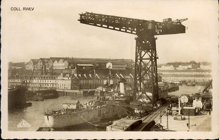 Brest c1930 le croiseur Dupleix en armement