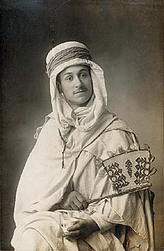 photo de jeune homme occidental deguise en Arabe