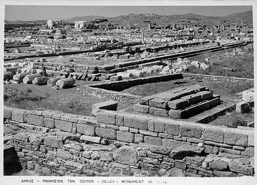 carte postale ancienne Delos monument des taureaux