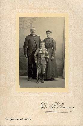 famille 1900 jeune garcon au cerceau