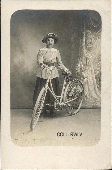 portrait 1916 jeune femme avec bicyclette