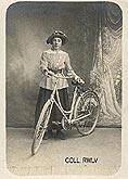 1916 femme  avec bicyclette