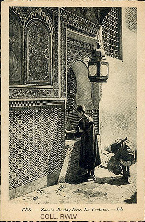 carte postale ancienne 1900 Fes Zaouia Moulay-Idris fontaine