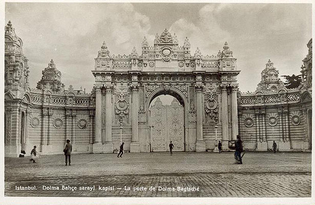 vintage postcard c1930 Istanbul la porte de Dolma Bahce