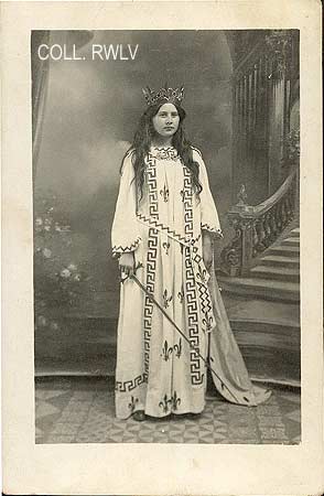 photo 1900 jeune fille en Jeanne d' Arc