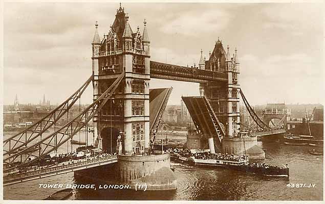 London Tower bridge vintage postcard 1930