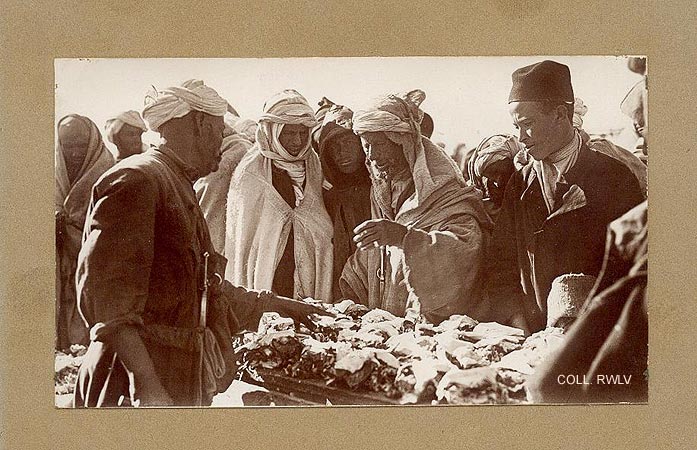 Maroc photo ancienne scene de marche 1936