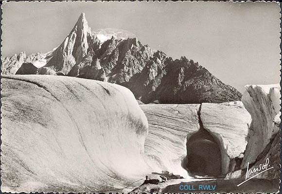 Chamonix la grotte de la mer de glace c1950