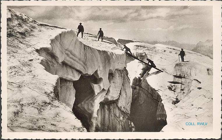 ascension du Mont Blanc passage d'une crevasse c1920