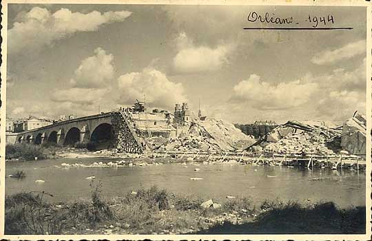 le pont Georges V mine par les Allemands  en 1944