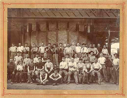 groupe d'ouvriers dans leur usine