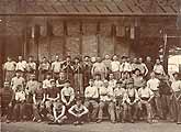 photo ancienne groupe d'ouvriers dans leur usine