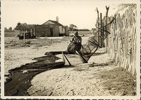 carte postale ancienne Canet-Plage pecheur ravaudant