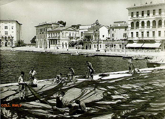 carte postale 1961 Porec Croatie ravaudage des filets de peche