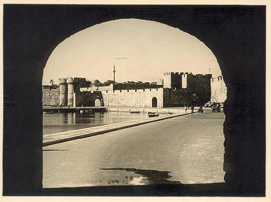 carte postale ancienne le port de Rhodes 1963