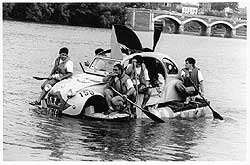 course de 2CV sur un fleuve