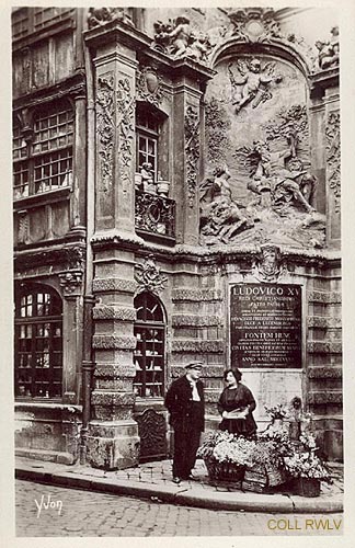 Rouen fontaine pres le Gros Horloge c1920