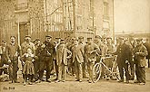 photo ancienne ouvriers sortie d'usine c1910