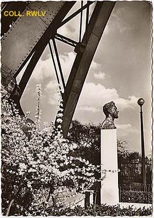 carte postale maximum buste Gustave Eiffel au pied ee la tour Eiffel Paris