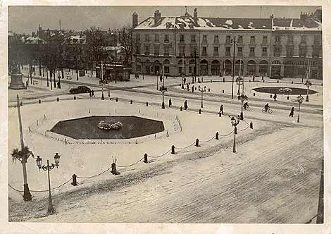 photo ancienne de Tours place hotel de ville 1940