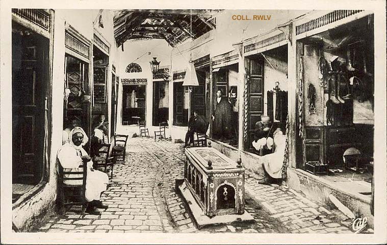 carte postale ancienneTunis souk el sekadjine (des selliers)