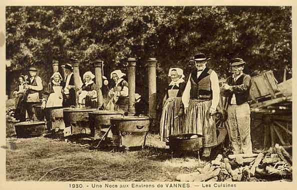 carte postale1930  Vannes une noce - les cuisines