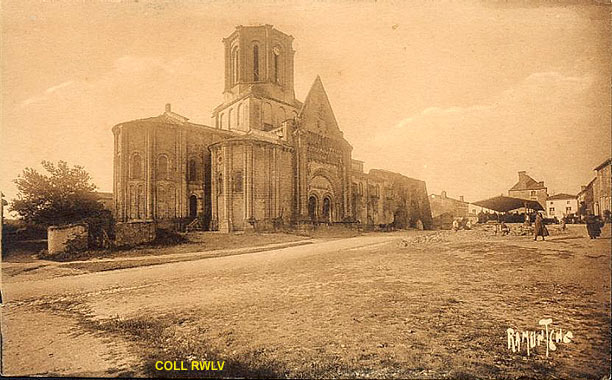 carte postale ancienne eglise romane de Vouvant Vendee