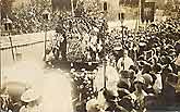 carte postale ancienne procession avec statue de la Vierge